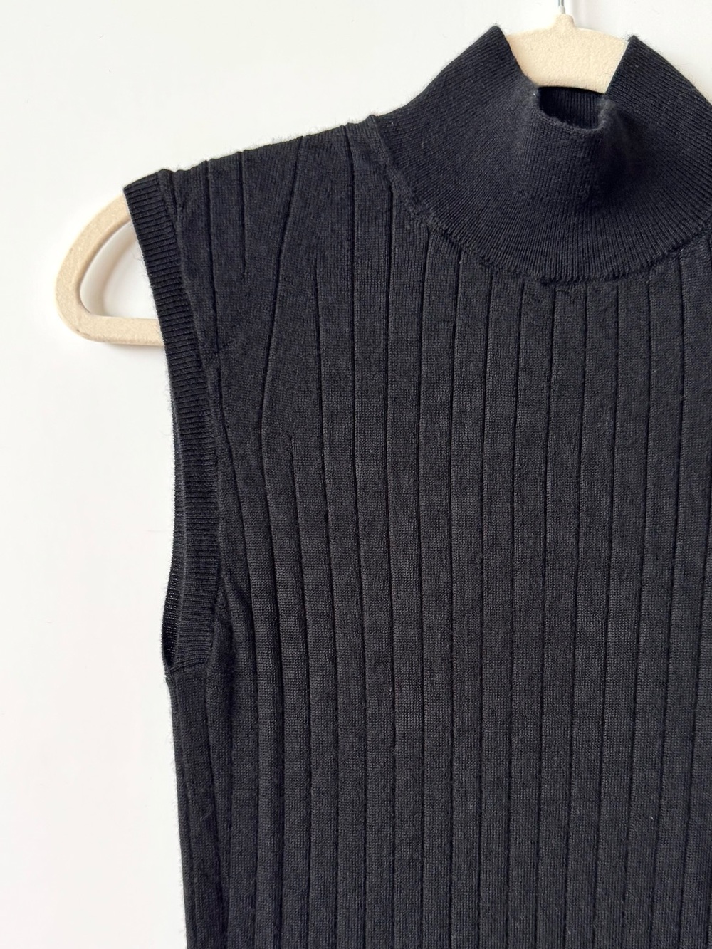 Banana Republic ribbed merino wool sleeveless sweater - Picture 4 of 7